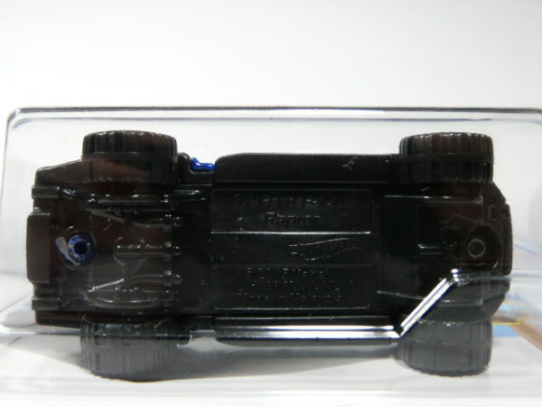 TODOTERRENO 4X4 PICK UP NUEVO A ESCALA APROXIMADA 1/64. VISTA INFERIOR.