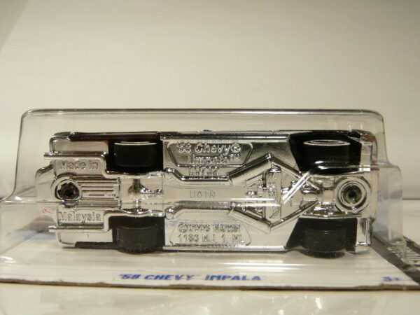 COCHE CLASICO DEPORTIVO COUPE NUEVO A ESCALA APROXIMADA 1/64. VISTA INFERIOR.
