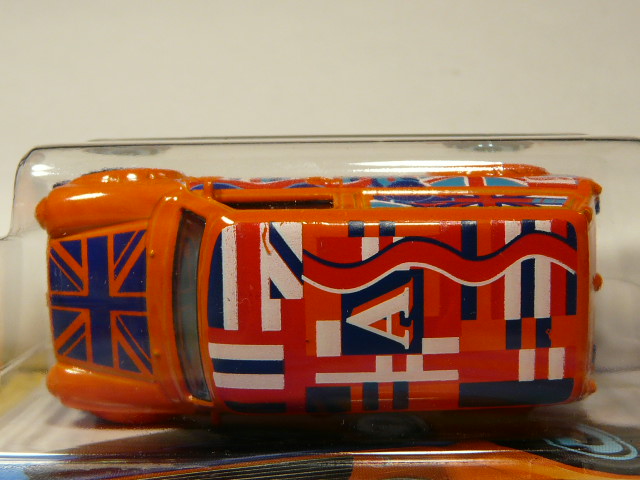 COCHE CLASICO NUEVO A ESCALA APROXIMADA 1/64. VISTA AEREA.