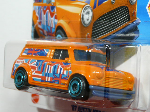 COCHE CLASICO NUEVO A ESCALA APROXIMADA 1/64. VISTA FRONTAL.