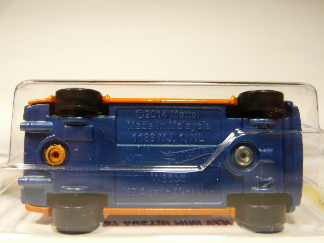 COCHE CLASICO NUEVO A ESCALA APROXIMADA 1/64. VISTA INFERIOR.