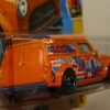 COCHE CLASICO NUEVO A ESCALA APROXIMADA 1/64. VISTA TRASERA.