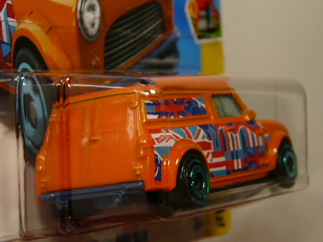 COCHE CLASICO NUEVO A ESCALA APROXIMADA 1/64. VISTA TRASERA.