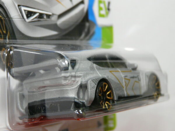 COCHE DEPORTIVO ELECTRICO NUEVO A ESCALA APROXIMADA 1/64. VISTA TRASERA.