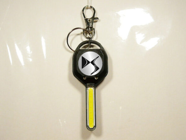 LLAVERO DE PLASTICO Y METAL CON LEDS DE GRAN POTENCIA.