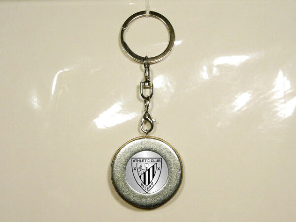 LLAVERO DE METAL Y MADERA CON UN DISEÑO ÚNICO Y ORIGINAL.