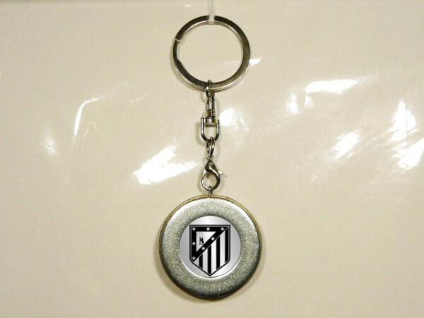 LLAVERO DE METAL Y MADERA CON UN DISEÑO ÚNICO Y ORIGINAL.