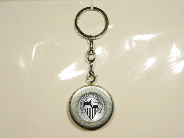 LLAVERO DE METAL Y MADERA CON UN DISEÑO ÚNICO Y ORIGINAL