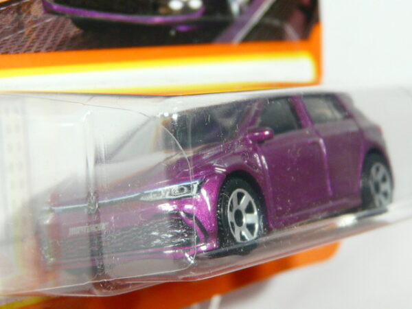 COCHE ELECTRICO NUEVO A ESCALA APROXIMADA 1/64. VISTA FRONTAL.