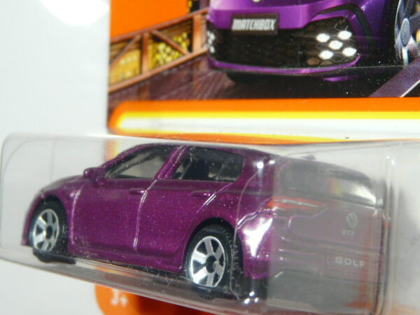 COCHE ELECTRICO NUEVO A ESCALA APROXIMADA 1/64. VISTA TRASERA.