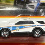 COCHE DE POLICIA TODOTERRENO 4X4 NUEVO A ESCALA APROXIMADA 1/64.