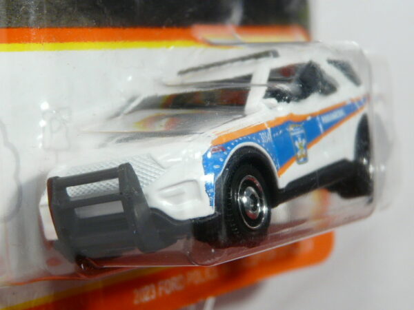 COCHE DE POLICIA TODOTERRENO 4X4 NUEVO A ESCALA APROXIMADA 1/64. VISTA FRONTAL.