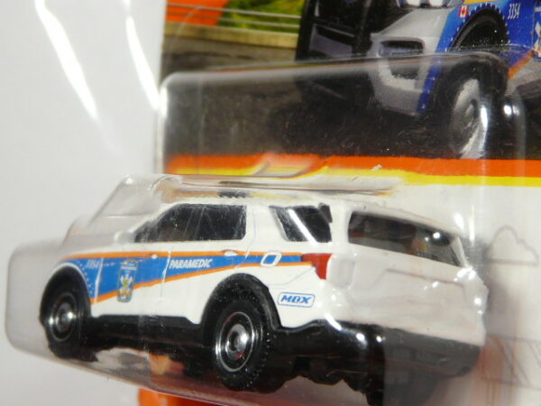 COCHE DE POLICIA TODOTERRENO 4X4 NUEVO A ESCALA APROXIMADA 1/64. VISTA TRASERA.