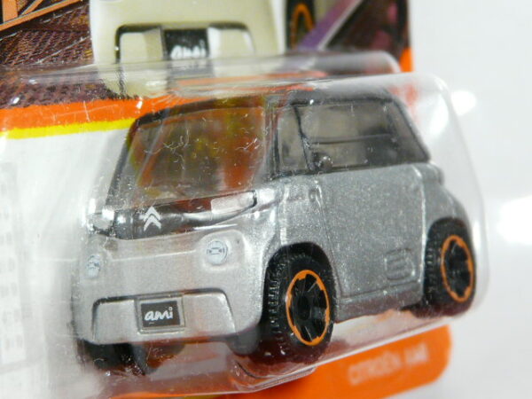 COCHE ELECTRICO NUEVO A ESCALA APROXIMADA 1/64. VISTA FRONTAL.