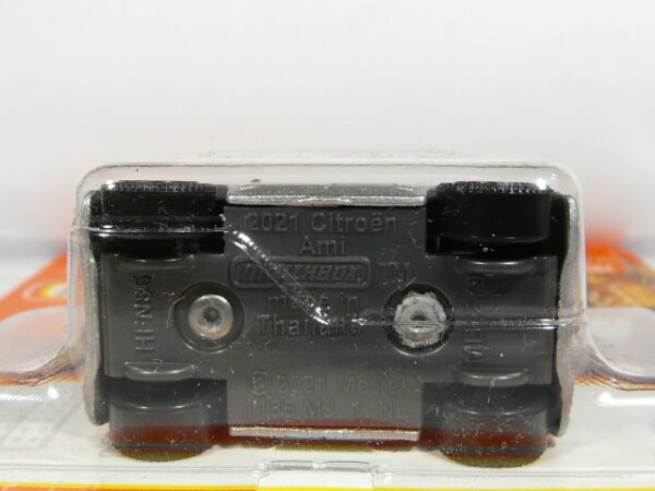 COCHE ELECTRICO NUEVO A ESCALA APROXIMADA 1/64. VISTA INFERIOR.