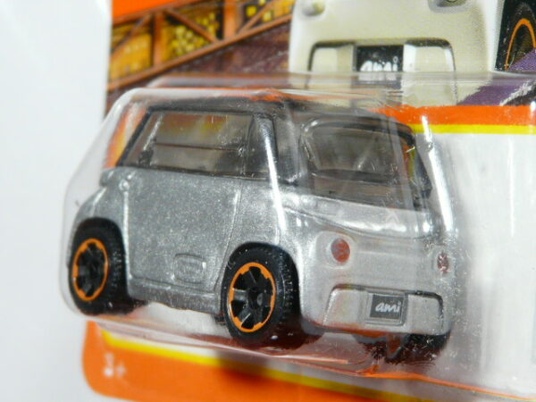 COCHE ELECTRICO NUEVO A ESCALA APROXIMADA 1/64. VISTA TRASERA.