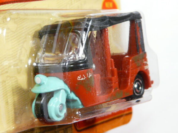 VEHICULO CLASICO NUEVO A ESCALA APROXIMADA 1/64. VISTA FRONTAL.