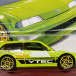 COCHE DEPORTIVO CLASICO NUEVO A ESCALA APROXIMADA 1/64.