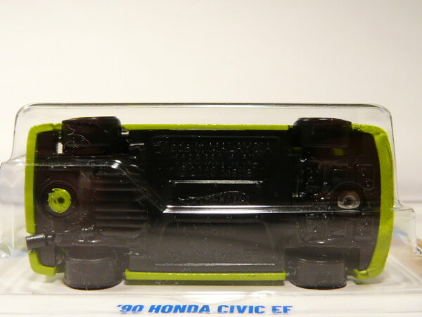 COCHE DEPORTIVO CLASICO NUEVO A ESCALA APROXIMADA 1/64. VISTA INFERIOR.