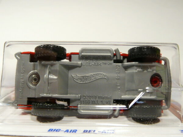 COCHE CLASICO DEPORTIVO NUEVO A ESCALA APROXIMADA 1/64. VISTA INFERIOR.
