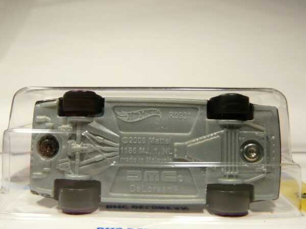 COCHE DEPORTIVO CLASICO NUEVO A ESCALA APROXIMADA 1/64. VISTA INFERIOR.