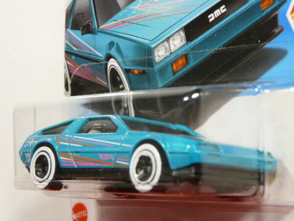 COCHE DEPORTIVO CLASICO NUEVO A ESCALA APROXIMADA 1/64. VISTA FRONTAL.