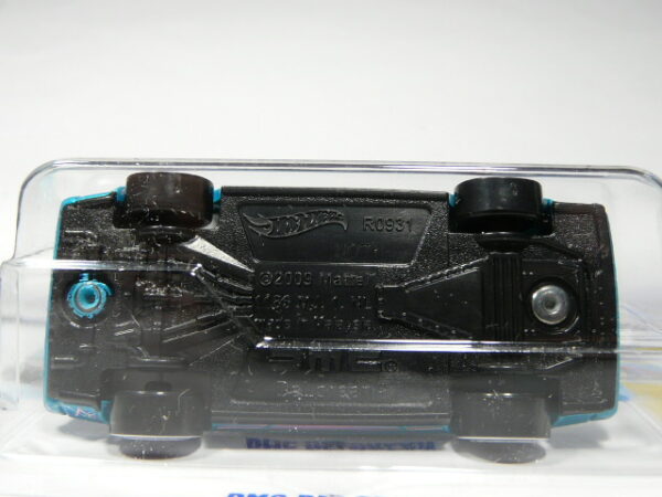 COCHE DEPORTIVO CLASICO NUEVO A ESCALA APROXIMADA 1/64. VISTA INFERIOR.