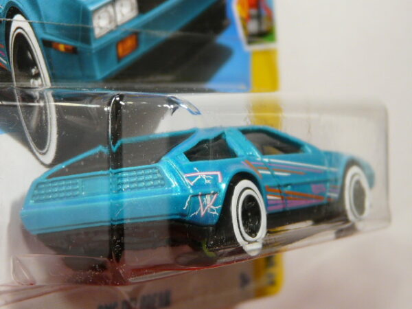 COCHE DEPORTIVO CLASICO NUEVO A ESCALA APROXIMADA 1/64. VISTA TRASERA.