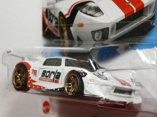 COCHE DEPORTIVO NUEVO A ESCALA APROXIMADA 1/64. VISTA FRONTAL.