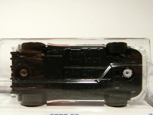 COCHE DEPORTIVO NUEVO A ESCALA APROXIMADA 1/64. VISTA INFERIOR.