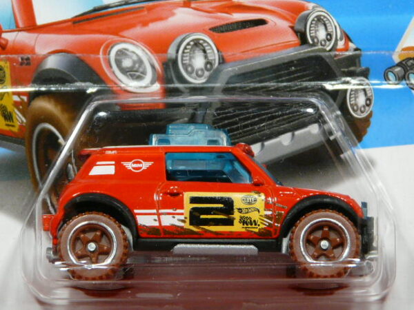 COCHE CLASICO NUEVO TODOTERRENO A ESCALA APROXIMADA 1/64.