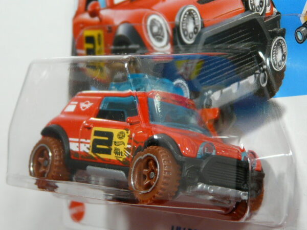 COCHE CLASICO NUEVO TODOTERRENO A ESCALA APROXIMADA 1/64. VISTA FRONTAL.