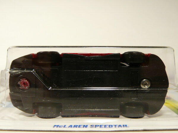 COCHE DEPORTIVO COUPE NUEVO A ESCALA APROXIMADA 1/64. VISTA INFERIOR.