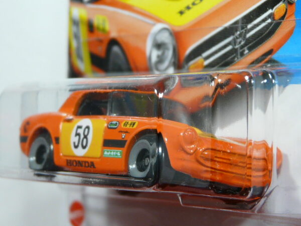 COCHE NUEVO TH EDICION LIMITADA A ESCALA APROXIMADA 1/64. VISTA FRONTAL.