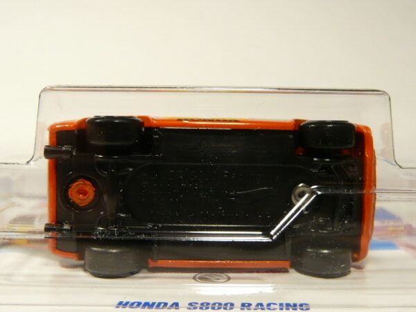 COCHE NUEVO TH EDICION LIMITADA A ESCALA APROXIMADA 1/64. VISTA INFERIOR.