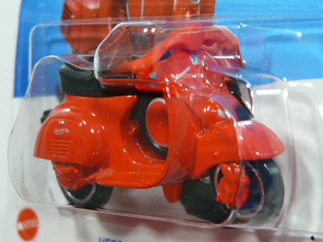 MOTO CLASICA NUEVA A ESCALA APROXIMADA 1/64. VISTA FRONTAL.