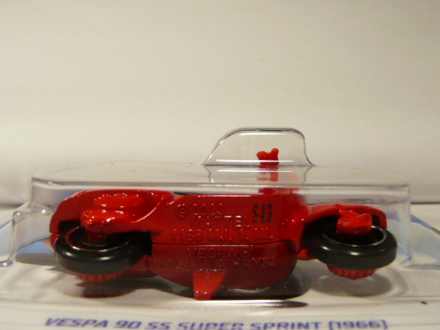 MOTO CLASICA NUEVA A ESCALA APROXIMADA 1/64. VISTA INFERIOR.