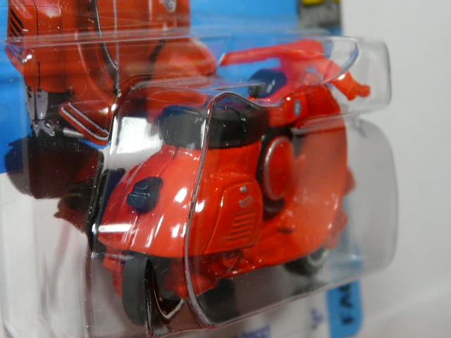 MOTO CLASICA NUEVA A ESCALA APROXIMADA 1/64. VISTA TRASERA.