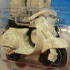 MOTO CLASICA NUEVA A ESCALA APROXIMADA 1/64. VISTA FRONTAL.