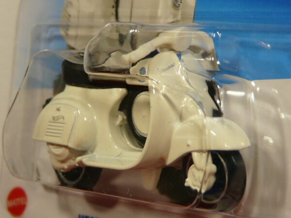MOTO CLASICA NUEVA A ESCALA APROXIMADA 1/64. VISTA FRONTAL.