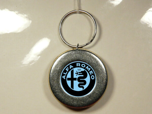 LLAVERO DE METAL Y MADERA CON UN DISEÑO ÚNICO Y ORIGINAL.