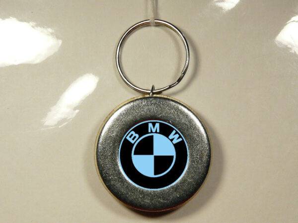 LLAVERO DE METAL Y MADERA CON UN DISEÑO ÚNICO Y ORIGINAL.