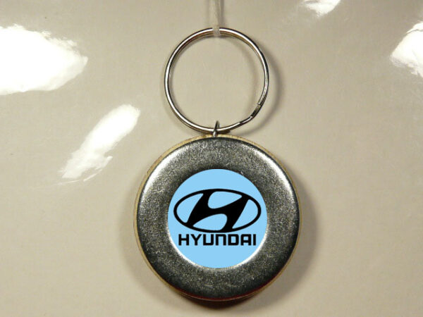 LLAVERO DE METAL Y MADERA CON UN DISEÑO ÚNICO Y ORIGINAL.