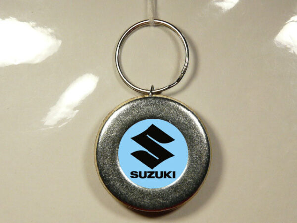 LLAVERO DE METAL Y MADERA CON UN DISEÑO ÚNICO Y ORIGINAL.