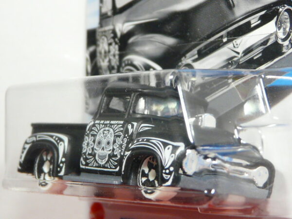 TODOTERRENO PICK UP CLASICA NUEVA A ESCALA APROXIMADA 1/64. VISTA FRONTAL.