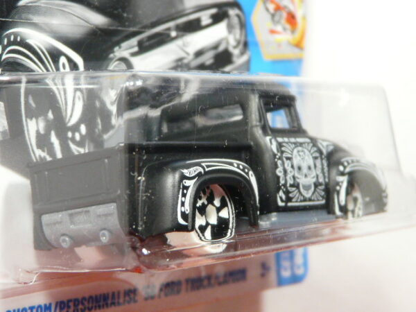 TODOTERRENO PICK UP CLASICA NUEVA A ESCALA APROXIMADA 1/64. VISTA TRASERA.