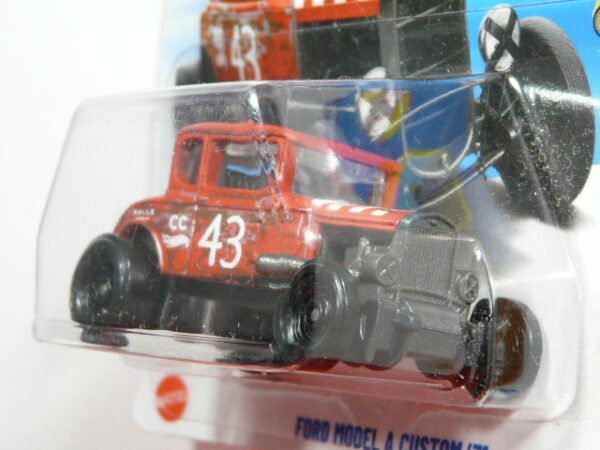 COCHE CLASICO CUSTOMIZADO NUEVO A ESCALA APROXIMADA 1/64. VISTA FRONTAL.