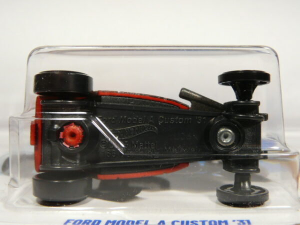 COCHE CLASICO CUSTOMIZADO NUEVO A ESCALA APROXIMADA 1/64. VISTA INFERIOR.