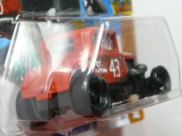 COCHE CLASICO CUSTOMIZADO NUEVO A ESCALA APROXIMADA 1/64. VISTA TRASERA.