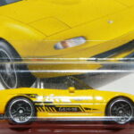 COCHE DEPORTIVO ROADSTER DESCAPOTABLE NUEVO A ESCALA APROXIMADA 1/64.